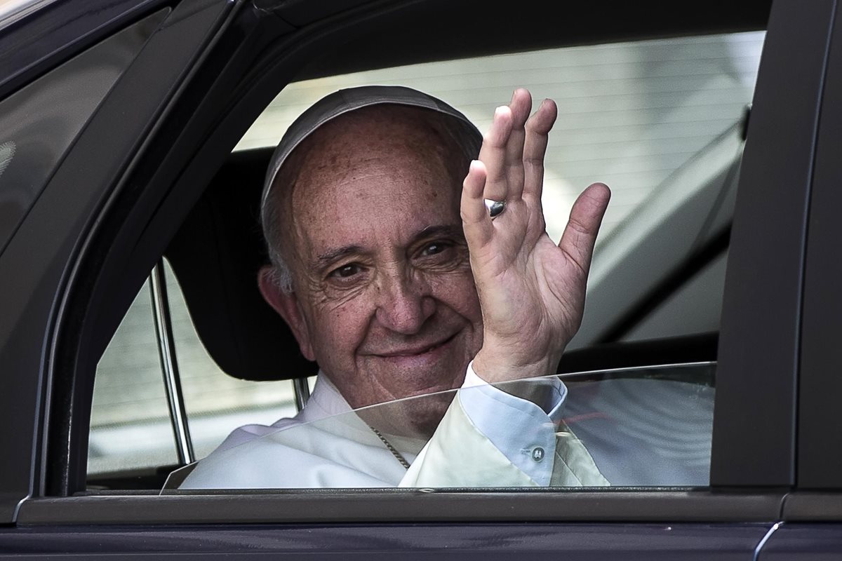 Papa pide transformar la fe en obras en favor de los pobres. (Foto Prensa Libre: EFE)