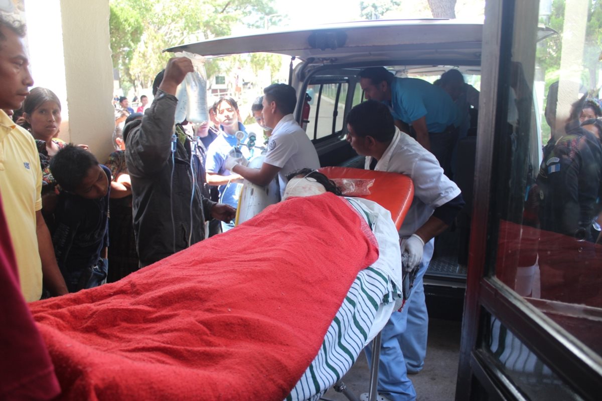 Heridos fueron llevados al Hospital Nacional de Sololá, pero uno fue referida al Hospital Nacional San Juan de Dios. (Foto Prensa Libre: Édgar René Sáenz)