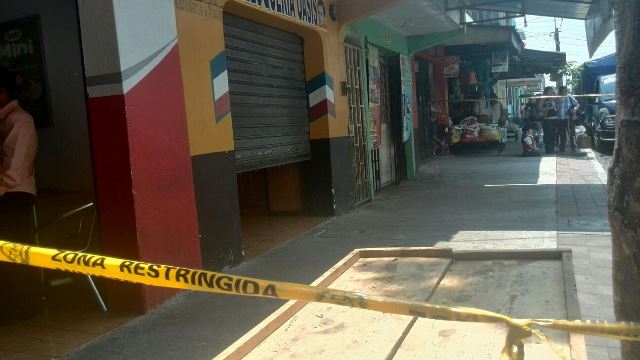 Investigadores protegen escena del crimen de Esquivel Cruz, el ataque armado ocurrió en una baerbería del Barrio San Antonio zona 6. (Foto Prensa Libre: Estuardo Paredes)