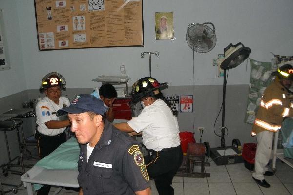 Socorrista lleva a un  herido al hospital de Zacapa.