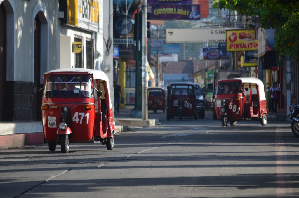 Vecinos señalan que algunos pilotos de mototaxis cobran más de lo autorizado, en Retalhuleu. (Foto Prensa Libre: Jorge Tizol)