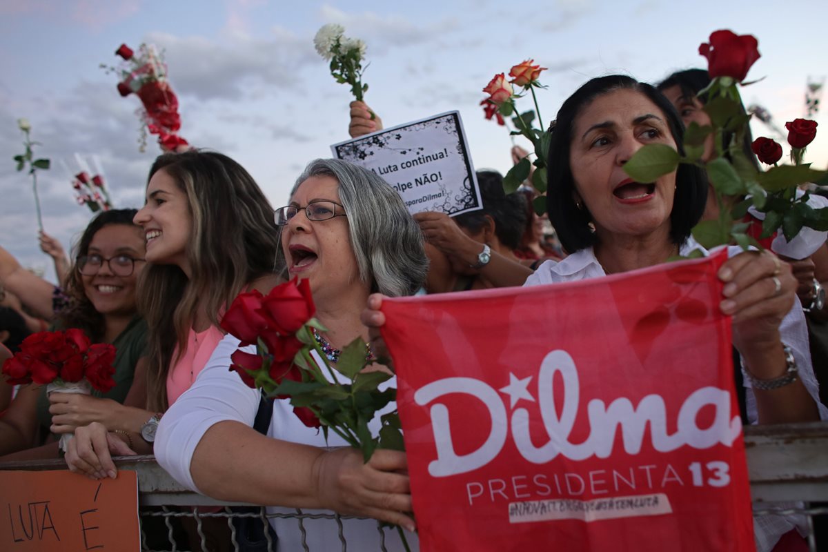Mujeres se manifiestan en favor de Rousseff. (Foto Prensa Libre: AP)
