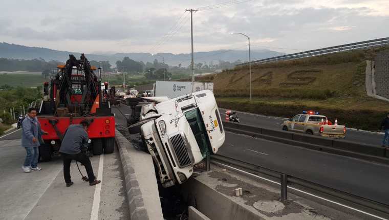 Grúas movilizan tráiler accidentado. (Foto Prensa Libre: PMT de Villa Nueva)