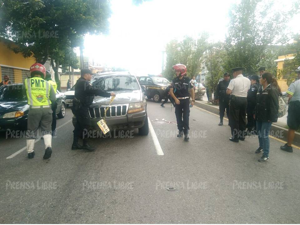 Vehículo implicado en percance permanece retenido por agentes de la PNC en la zona 2 de la capital. (Foto Prensa Libre: Carlos Hernández)
