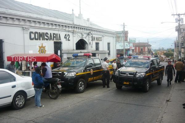 En las calles de San Marcos se puede observar movilización de agentes policiales, para evitar cualquier tipo de acciones delincuenciales en las fiestas de fin de año. (Foto Prensa Libre: Genner Guzmán)<br _mce_bogus="1"/>
