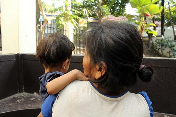 Mujer carga a niño rescatado en Retalhuleu, debido a la desnutrición aguda que padece. (Foto Prensa Libre: Rolando Miranda) <br _mce_bogus="1"/>