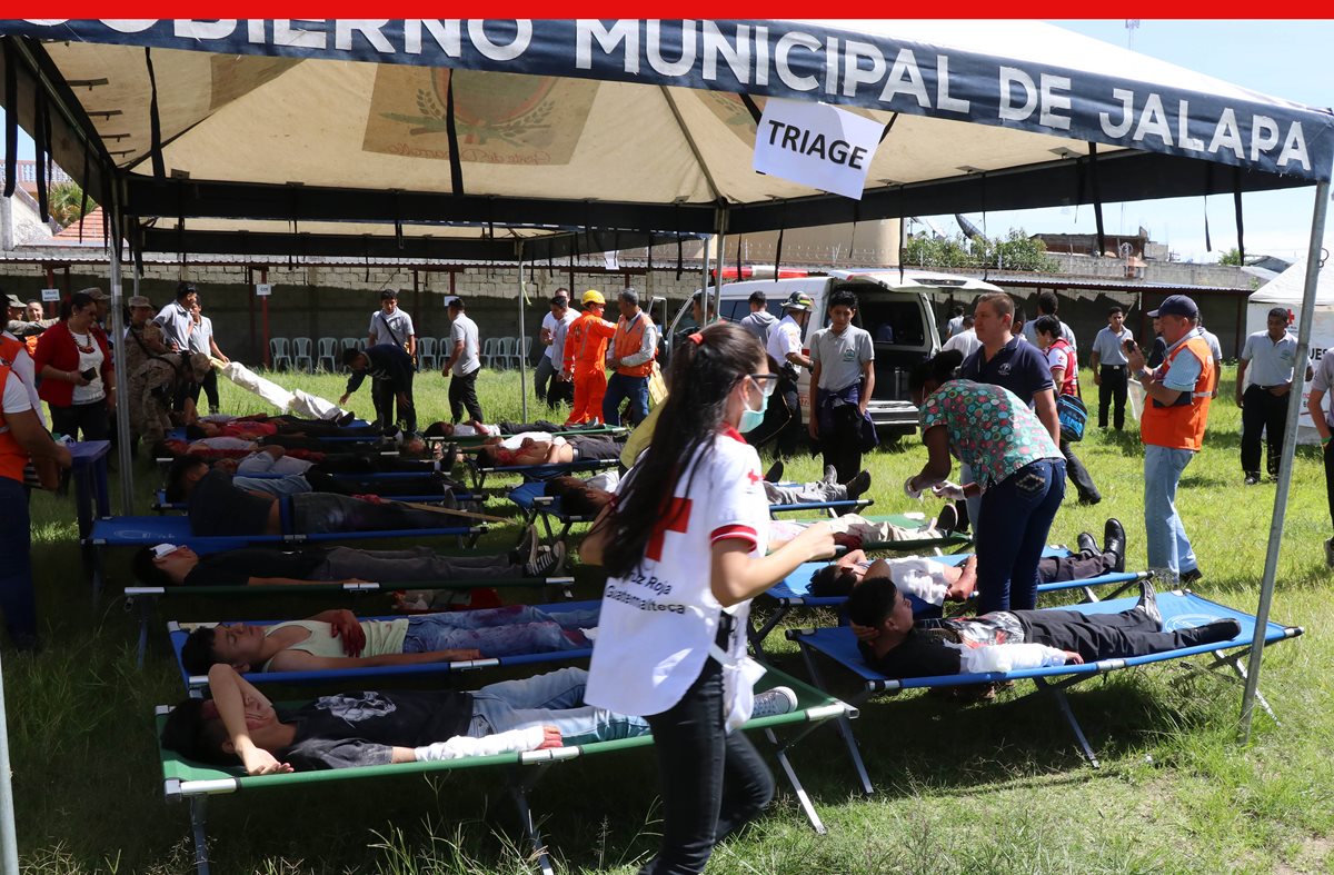 El simulacro tuvo como finalidad orientar a los estudiantes.(Foto Prensa Libre: Hugo Oliva.)