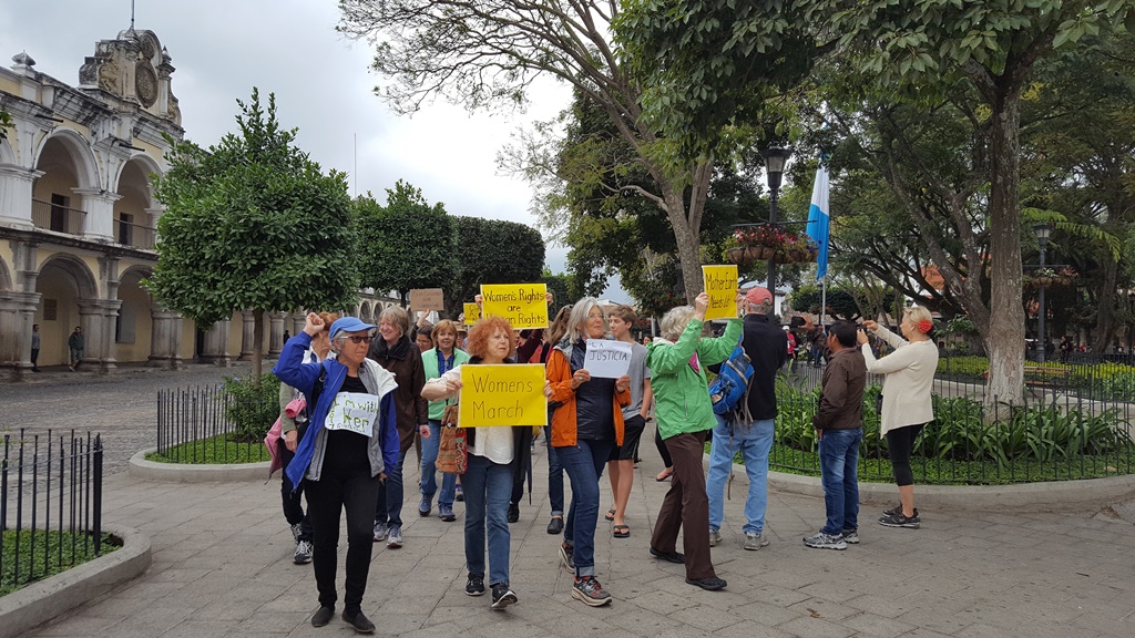 Protesta que se llevó a cabo este sábado en el parque de Antigua Guatemala, Sacatepéquez. (Foto Prensa Libre: Miguel López).