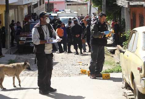 Peritos del   Ministerio Público recogen evidencias sobre una persona que  murió a balazos.