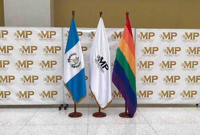 Bandera gay colocada en la sede del Ministerio Público. (Foto Prensa Libre: @GayGuatemala).
