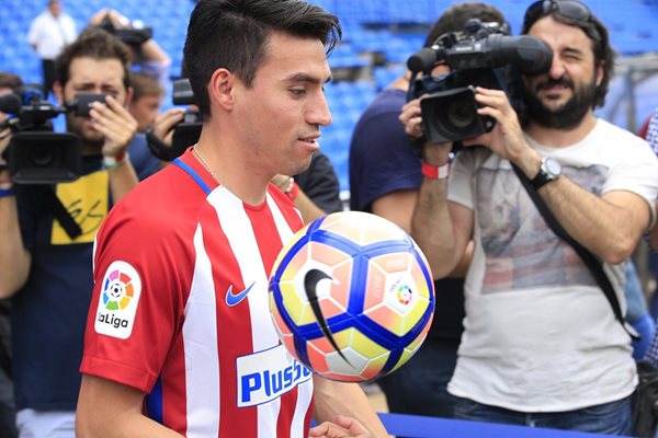 El centrocampista argentino Nicolás Gaitán durante su presentación como nuevo jugador del Atlético de Madrid, en el estadio Vicente Calderón.(Foto Prensa Libre: EFE)