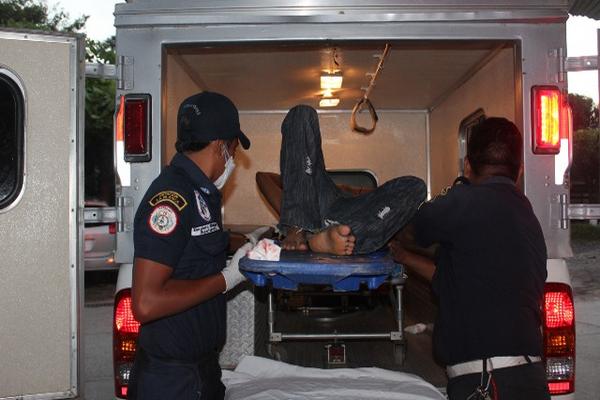 Socorristas trasladan a uno de los cuatro heridos al Hospital Regional de Coatepeque. (Foto Prensa Libre: Alexánder Coyoy) <br _mce_bogus="1"/>
