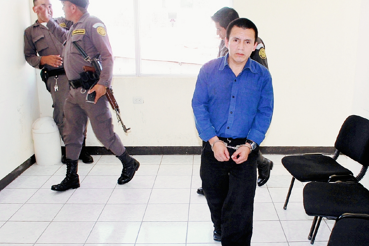 Agentes del Sistema Penitenciario custodian a Miguel García Ajanel, condenado a 24 años de cárcel por haber violado a niña, en Santo Tomás Chiché, Quiché. (Foto Prensa Libre: Óscar Figueroa)