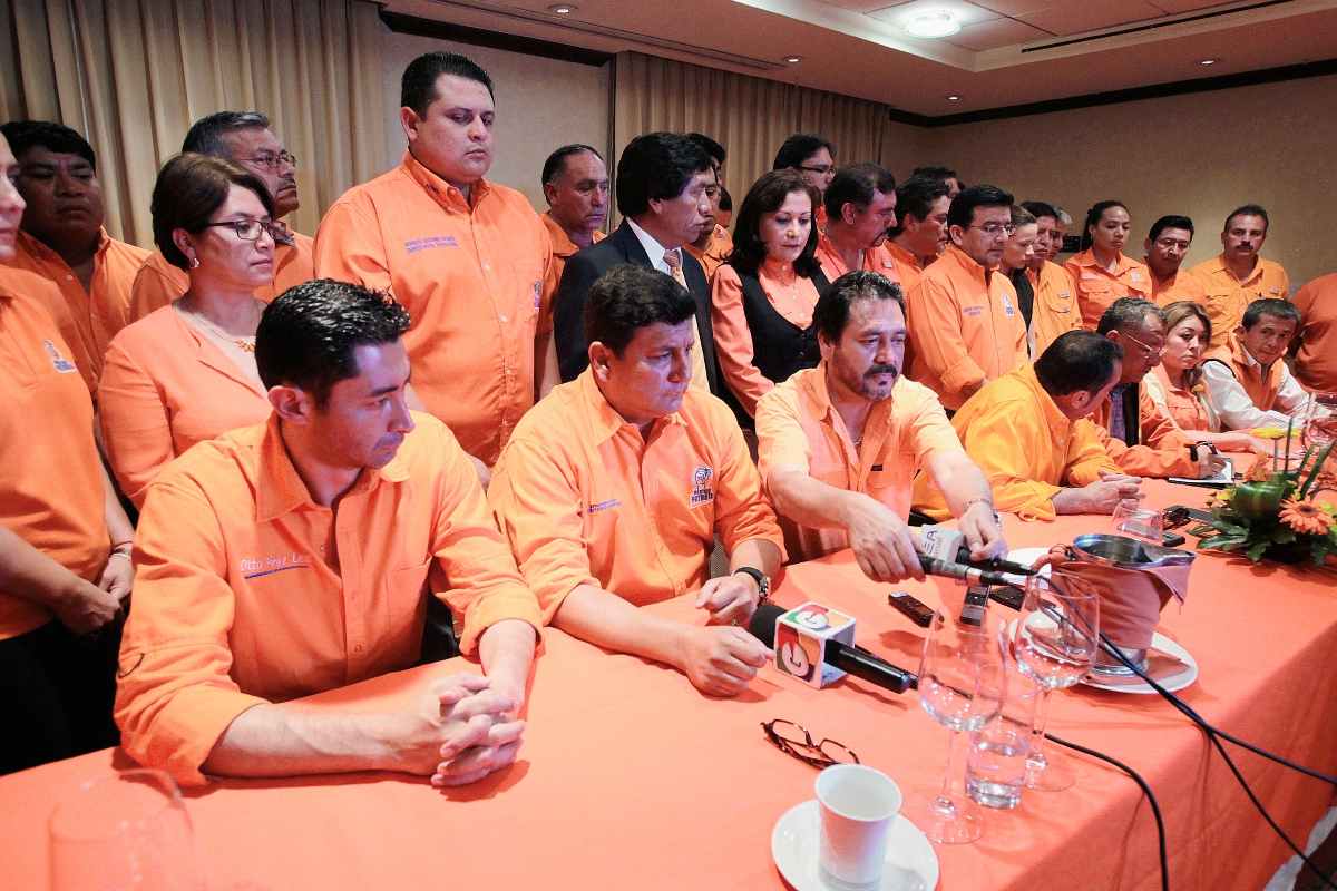 El comité ejecutivo Nacional y secretarios departamentales del  Partido Patriota en conferencia de prensa. (Foto Prensa Libre: Paulo Raquec)