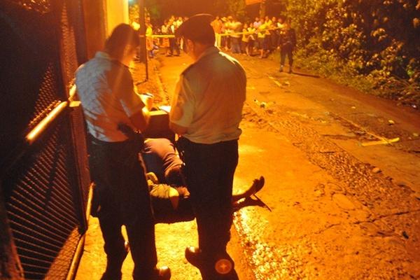 Investigadores trabajan en el lugar donde murieron baleados los dos primos, en Retalhuleu. (Foto Prensa Libre: Jorge Tizol)<br _mce_bogus="1"/>