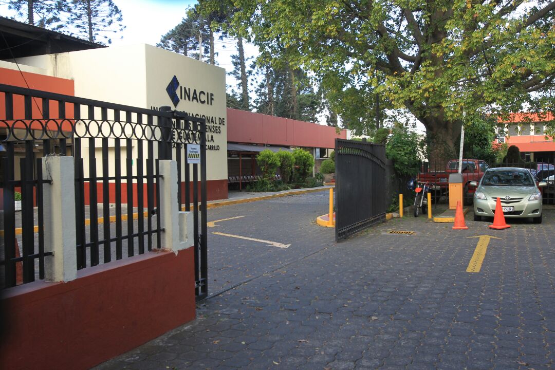 En la morgue del INACIF en la capital del país muchas personas llegan para intentar identificar a familiares desaparecidos. Foto Prensa Libre: Hemeroteca PL.