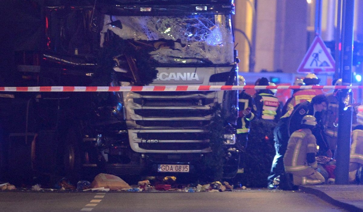 La Policía de Berlín inspecciona el lugar donde ocurrió la tragedia. (Foto Prensa Libre: EFE).