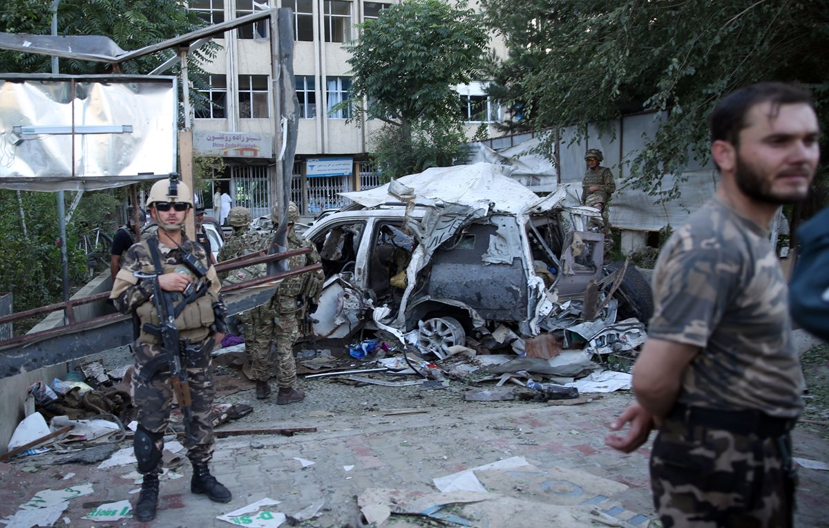 <em></em><em>Fuerzas de seguridad afganas y soldados británicos inspeccionan el lugar de un ataque suicida en el centro de Kabul, Afganistán. </em>(Foto Prensa Libre: AP).