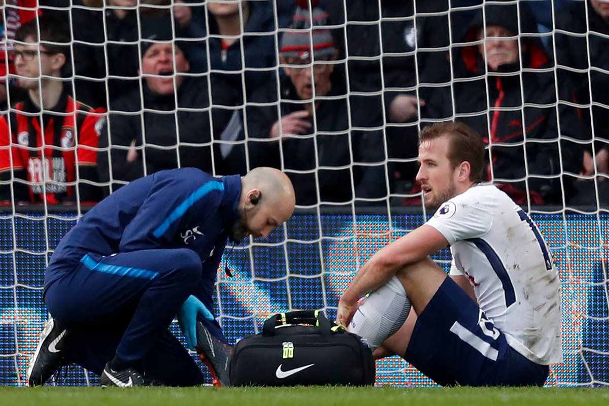 Harry Kane recibió asistencia médica luego de la lesión que sufrió durante el juego del Tottenham en la Premier League. (Foto Prensa Libre: AFP)