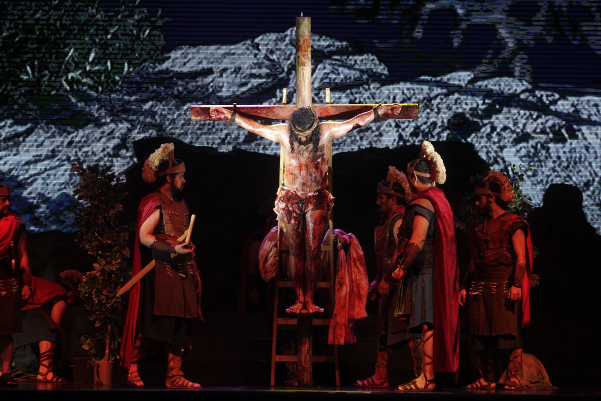 La Vía Dolorosa conmueve en la Fraternidad de la Fraternidad Cristiana. (Foto Prensa Libre: Edwin Bercián)