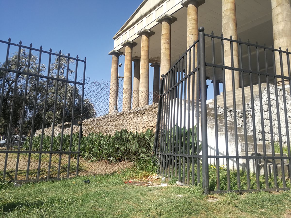 Chatarreros roban estructuras de metal y plaquetas de bronce de parques y jardines en Xela