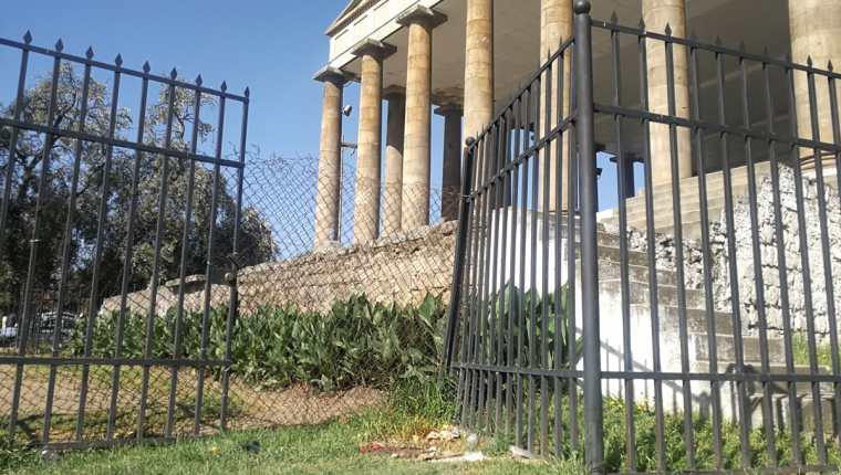 En el Templo a Minerva, zona 3, sujetos desconocidos robaron parte de la reja que circula el monumento. (Foto Prensa Libre: Fred Rivera)