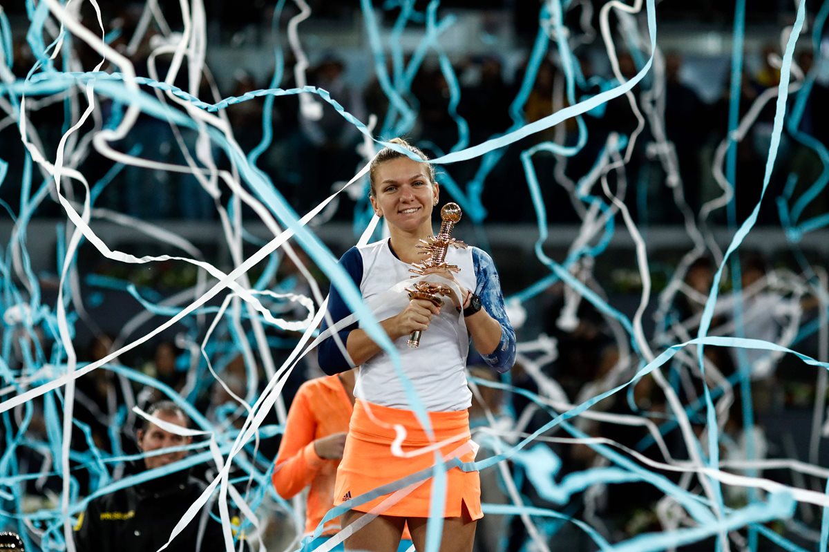 Simona Halep abraza con emoción el trofeo del Abierto de Madrid. (Foto Prensa Libre: AFP)