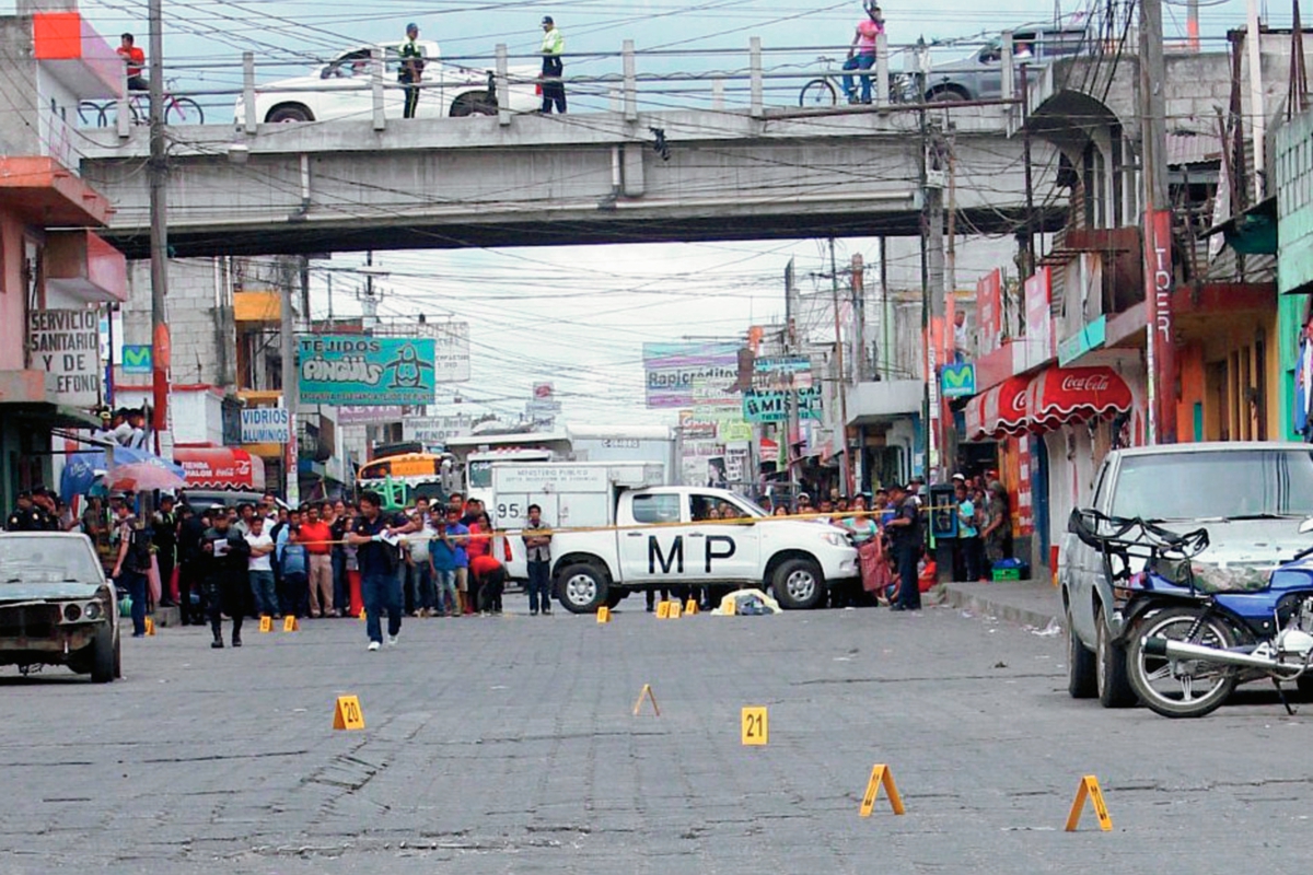 Autoridades y vecinos observan cadáver de  Eulalio García Riz, en la cabecera de Chimaltenango.  (Foto Prensa Libre: Víctor Chamalé)