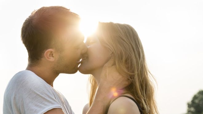 ¿Por qué cuando besamos en la boca tendemos a inclinar la cabeza hacia la derecha?
