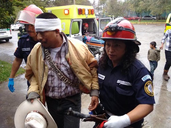 Bomberos Municipales ingresan a uno de los heridos a la emergencia del Hospital Roosevelt. (Foto Prensa Libre: CBM)