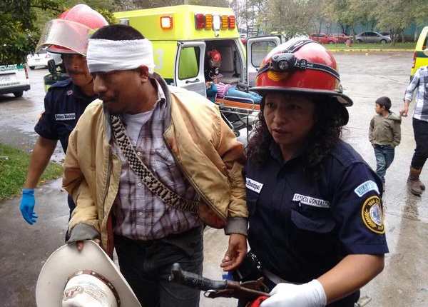 Bomberos Municipales ingresan a uno de los heridos a la emergencia del Hospital Roosevelt. (Foto Prensa Libre: CBM)