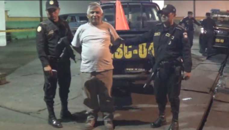Guardia capturado que habría disparado contra dos presuntos delincuentes en Escuintla. (Foto Prensa Libre: Enrique Paredes).