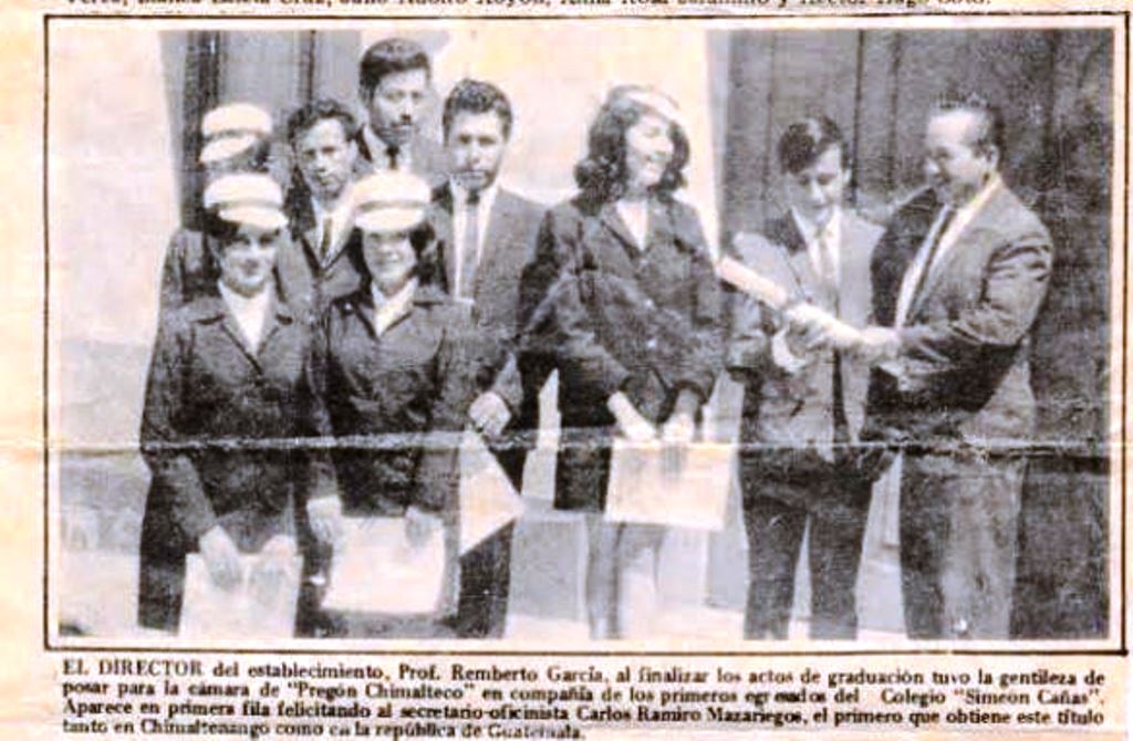Carlos Ramiro Mazariegos Morales, durante su acto de graduación del colegio Simeón Cañaz, como el primer secretario comercial en Guatemala (1969). (Foto Prensa Libre: Cortesía)