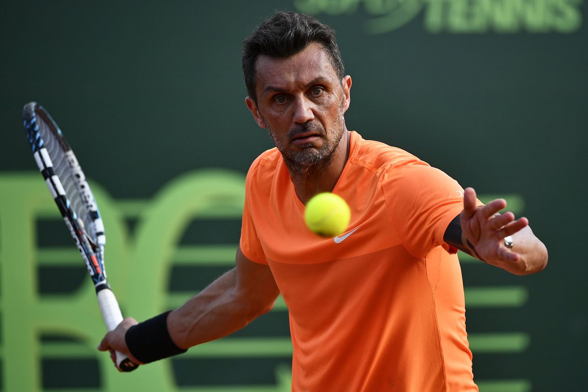 Paolo Maldini, en acción, durante su primer partido de tenis como profesional. (Foto Prensa Libre: AFP)
