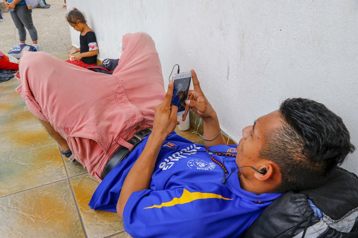 Migrante tiene acceso a redes sociales en su teléfono celular