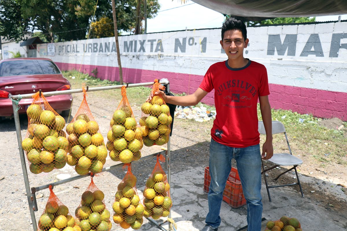 Axel Cervantes de 17 años vende naranjas para ayudar en la economía familiar. (Foto Prensa Libre: Dony Stewart).