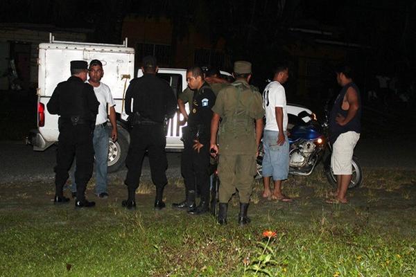 Autoridades inspeccionan el lugar donde murió baleado Emilio Hernández Morales, en Puerto Barrios. (Foto Prensa Libre: Edwin Perdomo)