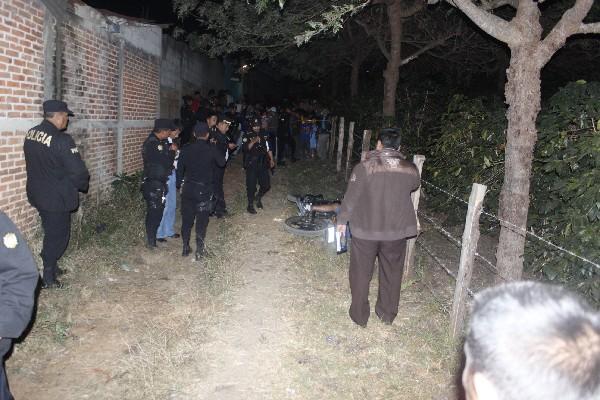 Cadáver quedó  junto a motocicleta.