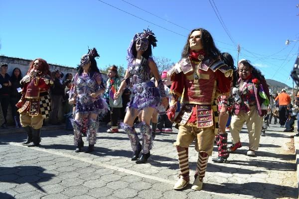 Desfile de disfraces recorre una calle de la cabecera  de Sololá.