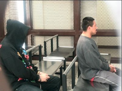 El piloto y el ayudante de un bus urbano resultaron herido por un ataque armado. (Foto Prensa Libre: Bomberos Municipales de Mixco)