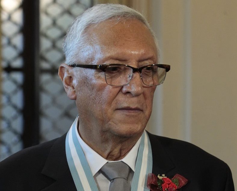 Gilberto Rodas es galardonado en la Ceremonia. (Foto por Carlos Hernández)