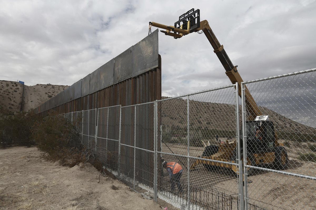 Foto del 10 de noviembre del 2016 cuando empleados levantaron una valla más alta entre la zona fronteriza entre México y EE. UU. separando las ciudades de Anapra, México y Sunland Park. (Foto Prensa Libre: AP).