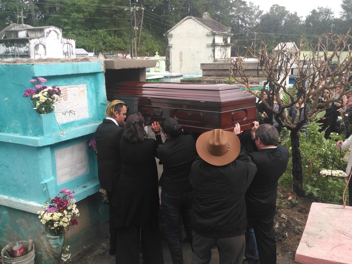 Familiares sepultan al inventor José Fernando Mazariegos en el cementerio de San Andres Semetabaj. (Foto Prensa Libre: Ángel Julajuj)