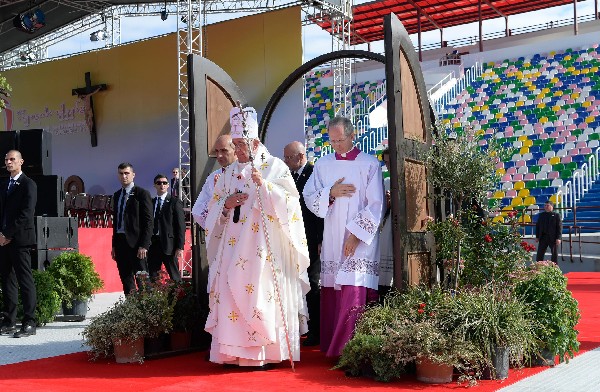 El Papa (c) cruza la puerta santa a su llegada para celebrar la misa en Tbilisi, Georgia. (Foto Prensa Libre: EFE)