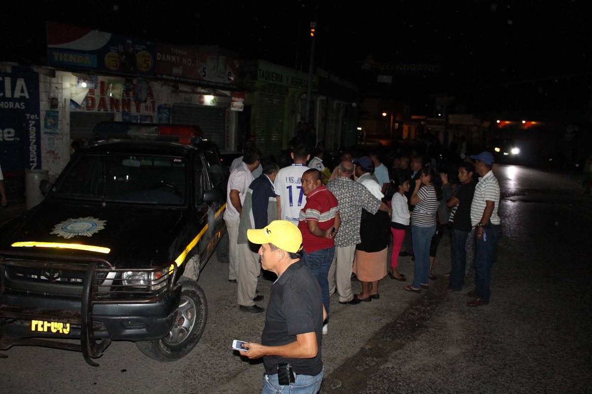 Jesús Miranda Ramírez, murió baleado, en la calle Quince de Septiembre del barrio el Centro, Poptún, Petén. (Foto Prensa Libre: Walfredo Obando)