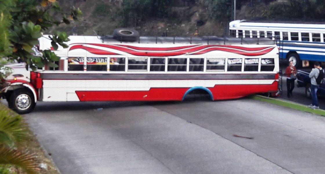 La unidad de transporte bloquea dos carriles de ingreso al Cenma. (Foto Prensa Libre: Dalia Santos)