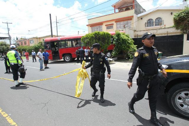 Agentes de la PNC resguarda escena de ataque de autobús de la ruta 7, en la zona 2. (Foto Prensa Libre: Erick Ávila)