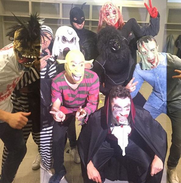 Los jugadores del Barsa se disfrazaron después del triunfo. (Foto Prensa Libre: Cortesía Claudio Bravo)