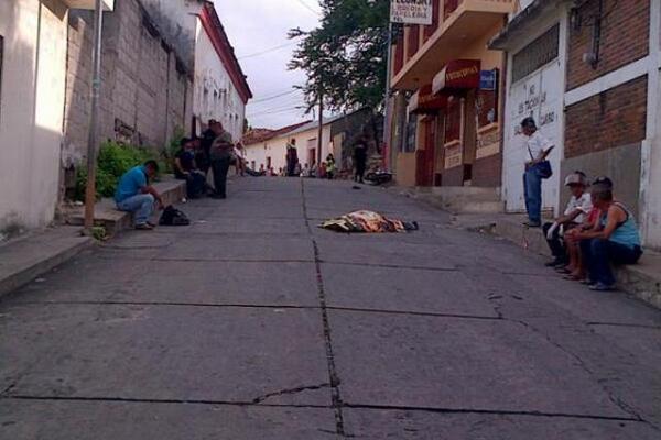 El cadáver de Itiel Méndez quedó tendido en una de las calles del barrio La Laguna. (Foto Prensa Libre: Érick de la Cruz).