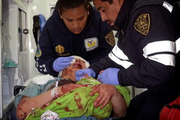 Socorristas atienden a víctimas heridas durante la explosión de gas en México. (Foto Prensa Libre: AP)